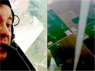 طيار يصور فيديو لإعصار حلق بجانب طائرته 