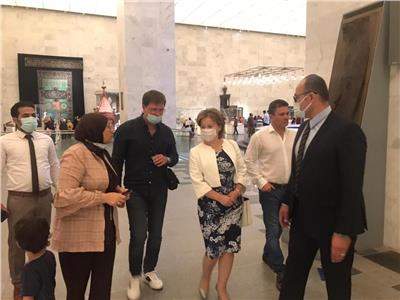 َوزيرة الثقافة الروسية تعبر عن إعجابها بعرض المومياوات في متحف الحضارة 