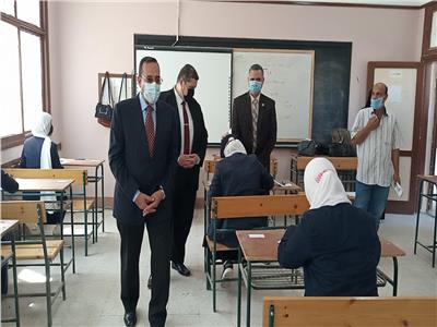 محافظ شمال سيناء يتفقد امتحانات الثانوية الأزهرية والدبلومات الفنية بالعريش