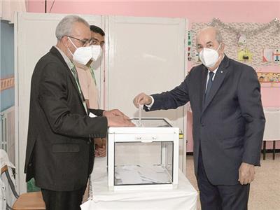 < الرئيس الجزائرى عبد المجيد تبون خلال الإدلاء بصوته فى الانتخابات التشريعية