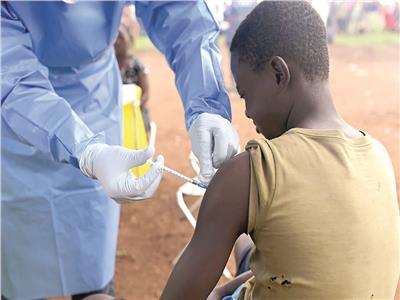 أحد المصابين يتلقى اللقاح الخاص بالإيبولا
