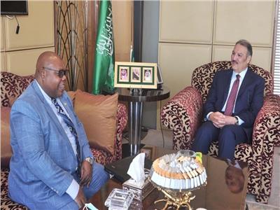 سفير السعودية  لدى مصر يلتقي بسفير بوروندي