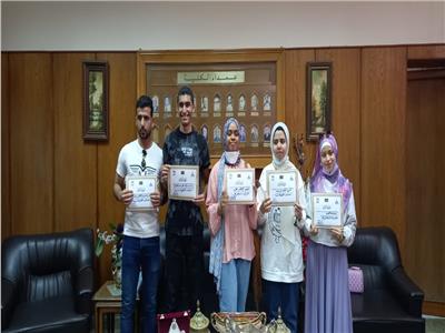 عميد ألسن عين شمس تكرم طلاب الكلية لمشاركتهم في الانشطة الطلابية