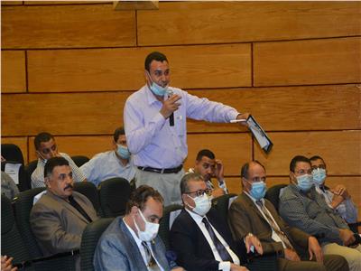 محافظ المنيا يناقش معايير مبادرة "سكن كريم"