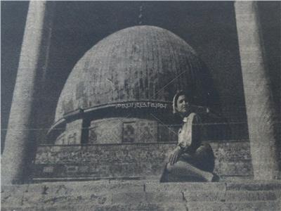  نعيمة عاكف على سلالم مسجد قبة الصخرة- أرشيف أخبار اليوم
