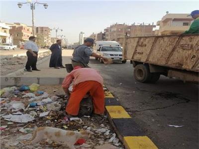 رفع تراكمات القمامة من شوارع مدينة الشهداء