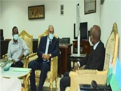 السفير المصري في جيبوتي يبحث التعاون في المجالات الطبية مع الجانب الجيبوتي