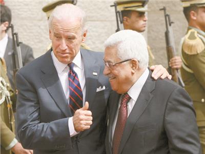 صورة أرشيفية جمعت بايدن مع الرئيس الفلسطينيى أبومازن