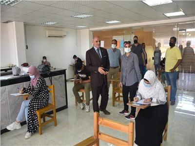 رئيس جامعة الأقصر يواصل جولاته الميدانية لمتابعة سير الامتحانات