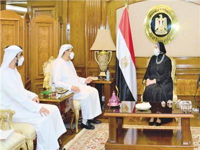 نيفين جامع وزيرة التجارة والصناعة مع حمد سعيد الشامسى سفير الإمارات العربية المتحدة لدى مصر