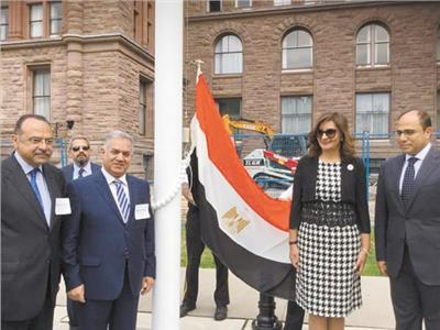 السفيرة نبيلة مكرم، وزيرة الهجرة أثناء رفع العلم المصرى