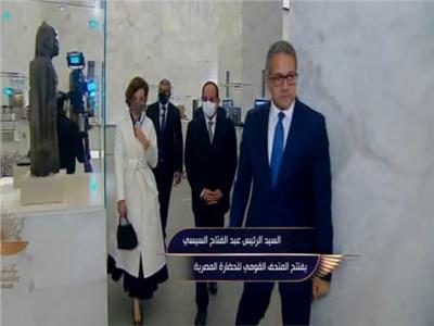 الرئيس عبد الفتاح السيسي خلال افتتاحه لمتحف القومي للحضارة المصرية مع وزير السياحة والاثار 