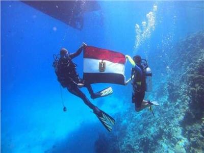 غواصون يرفعون علم مصر تحت الماء