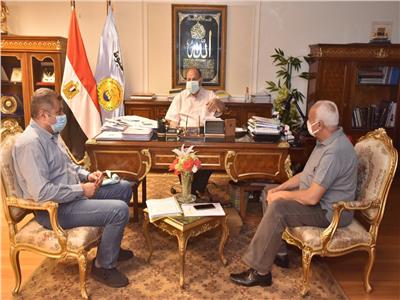 اللواء عصام سعد خلال لقاءه محمد عبدالمحسن وكيل وزارة التربية والتعليم
