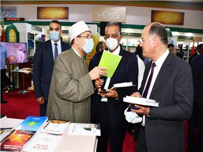 وزير الاوقاف يستقبل ضيوف معرض الكتاب في جناح المجلس الأعلى للشئون الإسلامية 