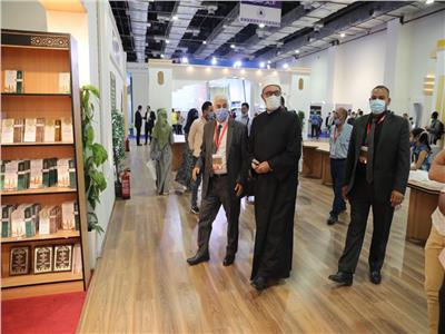 الأمين العام لمجمع البحوث الإسلامية يزور جناح الأزهر بمعرض الكتاب