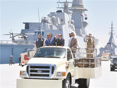 الرئيس عبد الفتاح السيسى وضيوف مصر خلال تفقد الوحدات البحرية بقاعدة «3 يوليو»