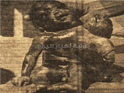 جثمان الرضيع بعد استخراجه من ترعة المحمودية - أرشيف أخبار اليوم