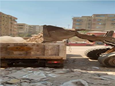 الجيزة ترفع ٤٠٠ طن مخلفات ورتش من قطعة أرض فضاء بهضبة الأهرام  وتحويلها لجراج سيارات
