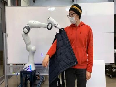روبوت يساعد ذوي القدرات المحدودة على ارتداء ملابسهم