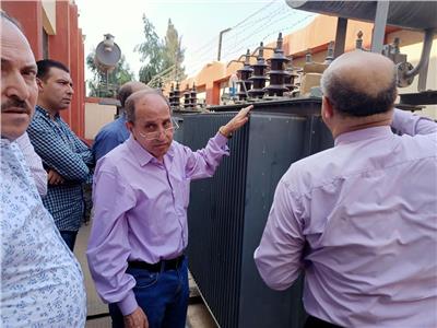 رئيس شركة القتاة لتوزيع الكهرباء خلال بحث مشكلة قرية أنشاص البصل