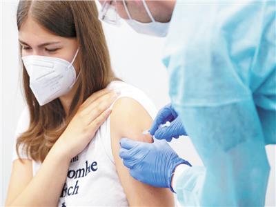 طالبة تتلقى اللقاح بأحد مراكز التطعيم فى ألمانيا 