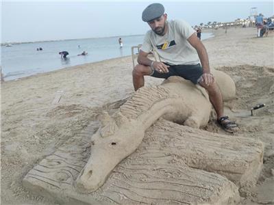 نحات الرمال على شواطئ سيناء