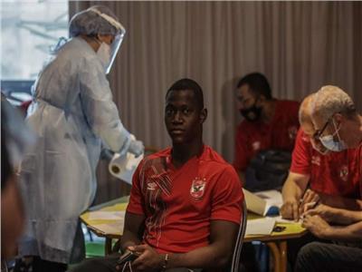 لاعبو الأهلي خلال إجراء المسحة الطبية