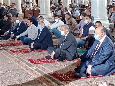 ٤ وزراء ومحافظ القاهرة يؤدون صلاة الجمعة