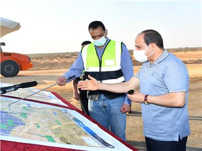 الرئيس السيسي يتفقد مشروعات تطوير محاور وطرق الساحل الشمالي