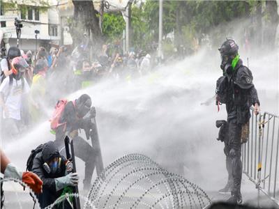 الشرطة التايلاندية تفرق المتظاهرين 