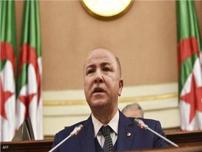 رئيس وزراء الجزائر يتعافى من كوفيد-19 ويعود إلى عمله