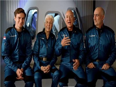 جيف بيزوس و طاقم الرحلة الفضائية
