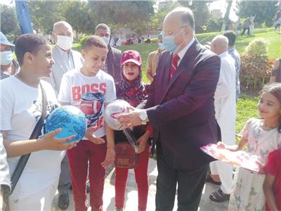 اللواء خالد عبد العال يقوم بتوزيع الهدايا على الأطفال بحديقة الفسطاط