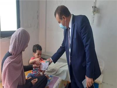 رئيس مدينة كفر الدوار  يتابع العمل بالمستشفيات ويشارك المرضى إحتفالهم بالعيد