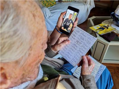 عجوز يتجاوز ال 100 عام يوثق أهداف ميسي بخط يده