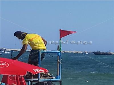 شواطئ الإسكندرية ترفع الرايات الحمراء لتحذير المصطافين من ارتفاع الأمواج 