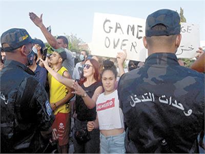 متظاهرون تونسيون يحملون لافتات تندد بحركة النهضة الإخوانية بتونس