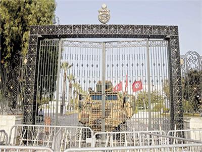 الجيش التونسى يؤمن مبنى البرلمان