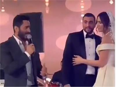 تامر حسني مع العروسين