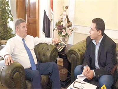 هشام توفيق وزير قطاع الأعمال خلال حواره مع «الأخبار»