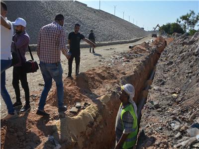 محافظ المنيا يتابع أعمال مد وتدعيم خط مياه مباشر