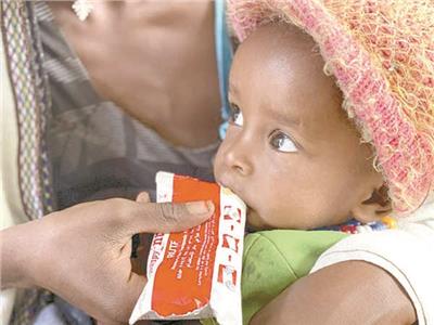 أم إثيوبية تطعم رضيعها من مساعدات غذائية عاجلة «صورة من أ. ب»