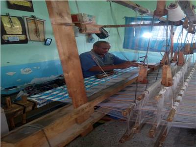 صناعة الحرير الطبيع و النسيج اليدوى