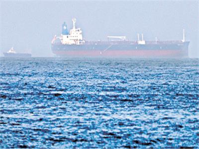 صورة لناقلة النفط اليابانية المشغلة من شركة إسرائيلية قبالة مرفأ الفجيرة - «صورة من ا.ف. ب»