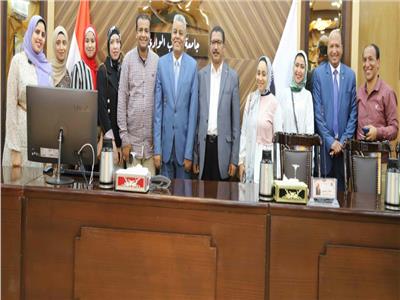 رئيس جامعة جنوب الوادي يستقبل أوائل الجمهورية بدبلوم التجارة المتقدمة