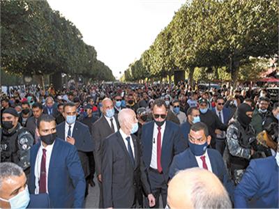  وسط ترحيب شعبى الرئيس قيس سعيد اثناء تجوله فى شارع الحبيب بورقيبة