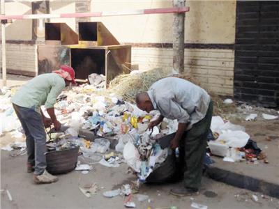 أعمال إزالة القمامة للقضاء على ظاهرة النباشين