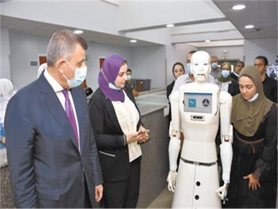 رئيس جامعة عين شمس يشهد أول اختبار للروبوت الجديد