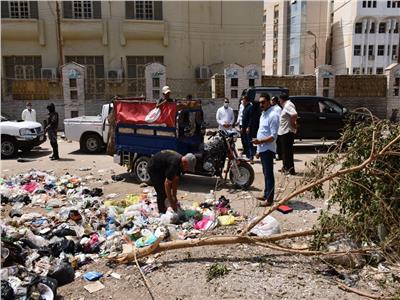 محافظ الفيوم يواصل جولاته الميدانية المفاجئة لمتابعة النظافة العامة ورفع الإشغالات بالمدينة 